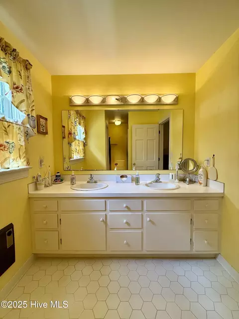 Bath - 901 School Dr, Williamston, NC 27892 photo 5 of 9