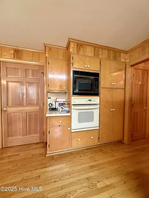 Kitchen - 901 School Dr, Williamston, NC 27892 photo 4 of 5