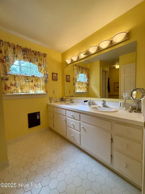 Bath - 901 School Dr, Williamston, NC 27892 photo 1 of 9