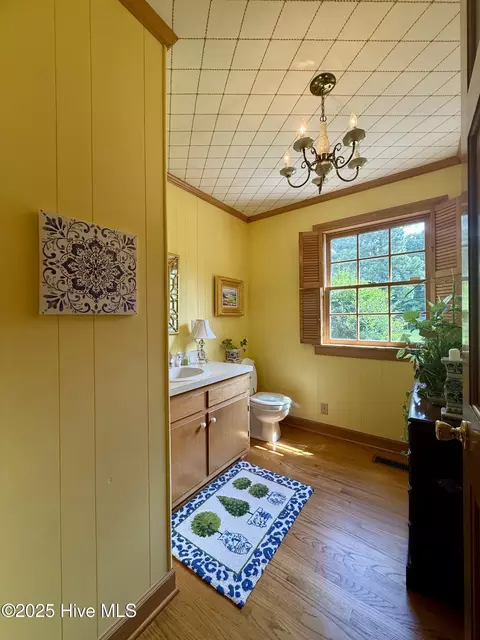 Bath - 901 School Dr, Williamston, NC 27892 photo 6 of 9
