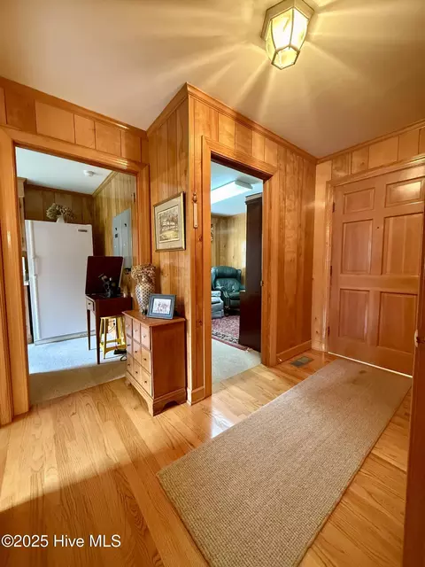 Entry Way - 901 School Dr, Williamston, NC 27892 photo 4 of 5