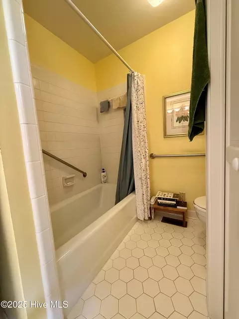 Bath - 901 School Dr, Williamston, NC 27892 photo 4 of 9