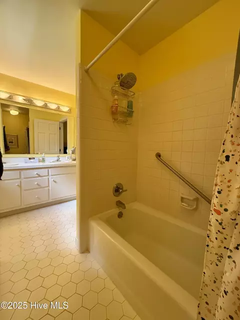 Bath - 901 School Dr, Williamston, NC 27892 photo 3 of 9