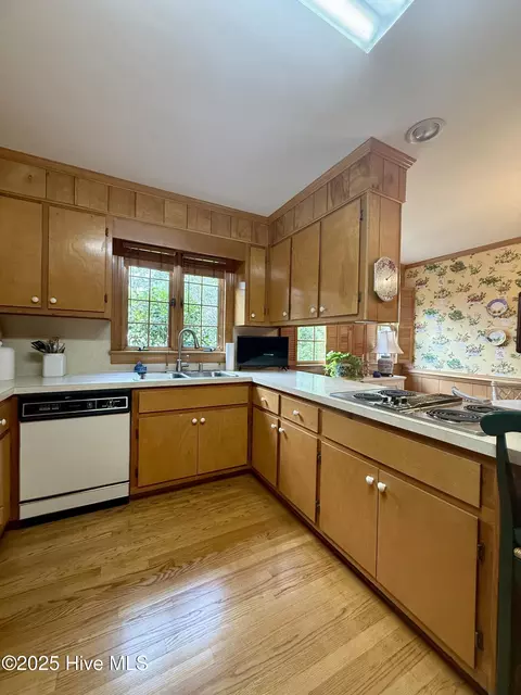 Kitchen - 901 School Dr, Williamston, NC 27892 photo 3 of 5