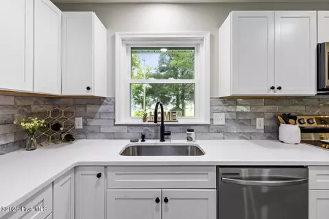 Kitchen - 472 Stella Rd, Stella, NC 28582 photo 3 of 5