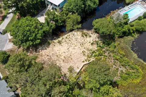 302 Friendship Ct, Emerald Isle, NC 28594