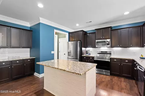 Kitchen - 107 Weir Dr, Hampstead, NC 28443 photo 2 of 3