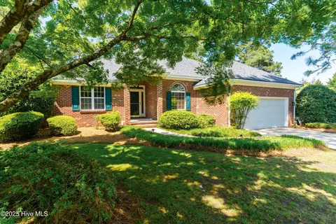 725 Monticello Dr, Pinehurst, NC 28374
