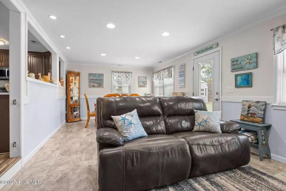 Living - 1815 Paulette Rd, Morehead City, NC 28557 photo 2 of 3