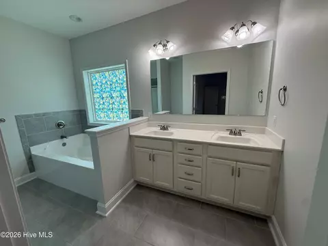 Bath - 725 W Baltimore Ave, Pinebluff, NC 28373 photo 5 of 7