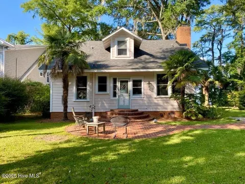 940 White Lake Dr, Elizabethtown, NC 28337