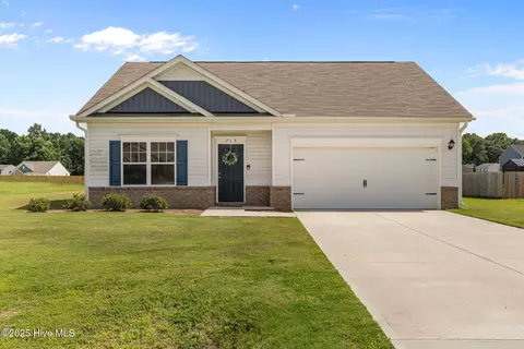 313 Settlers Pointe Dr, Pikeville, NC 27863