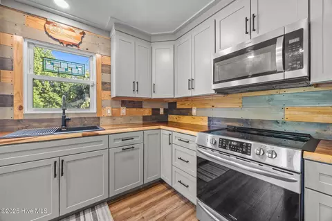 Kitchen - 115 Crystal Ct, Hampstead, NC 28443 photo 7 of 7