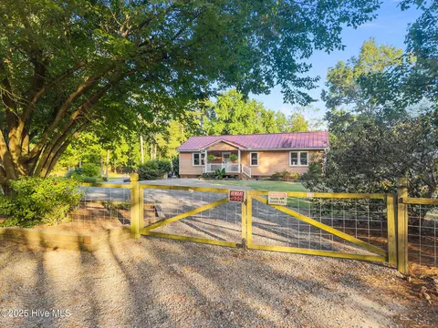 Exterior - 115 Crystal Ct, Hampstead, NC 28443 photo 3 of 17