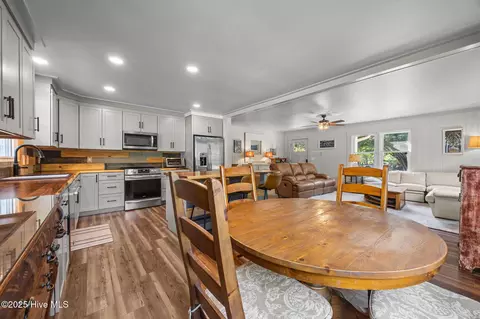 Dining - 115 Crystal Ct, Hampstead, NC 28443 photo 2 of 3