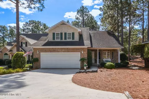 2 Hunter Ct, Southern Pines, NC 28387