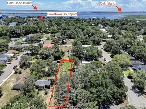 205 W Leonard St, Southport, NC 28461