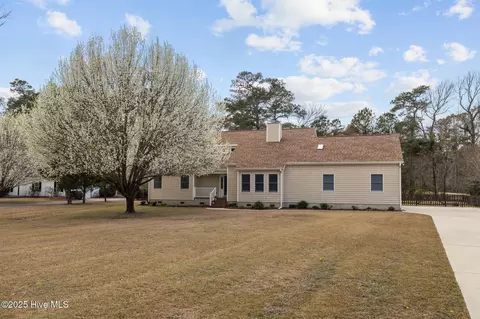 415 Hillcrest Dr, Morehead City, NC 28557