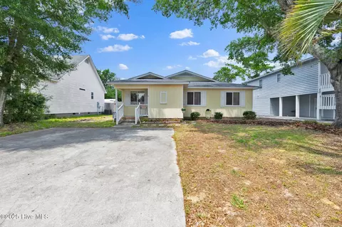 125 NE 30th St, Oak Island, NC 28465