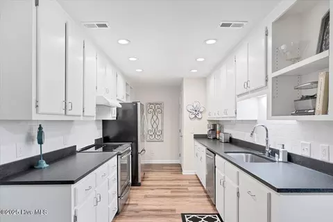 Kitchen - 3 Riverside Ct, Pinehurst, NC 28374 photo 6 of 10