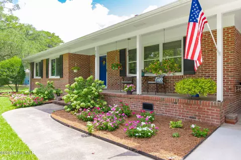 116 Holly Rd, Pine Knoll Shores, NC 28512