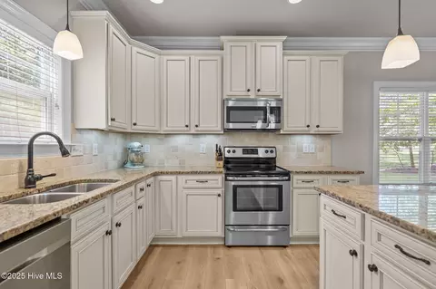 Kitchen - 509 Center Dr, Hampstead, NC 28443 photo 3 of 5