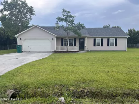 102 Foxlair Dr, Hubert, NC 28539