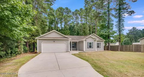 138 Bayside Dr, Sneads Ferry, NC 28460