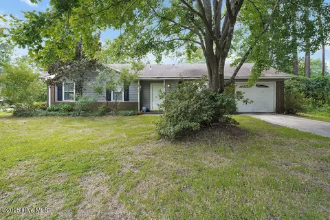 1 Powers Dr, Castle Hayne, NC 28429
