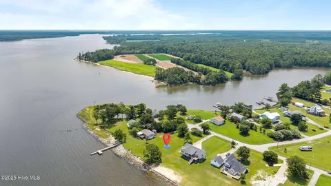 1016 Paradise Dr, Havelock, NC 28532