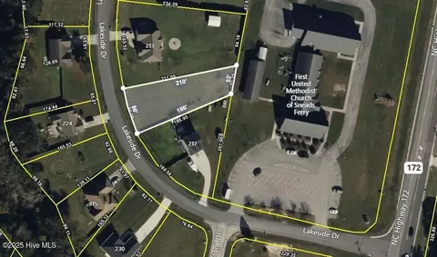 215 Lakeside Dr, Sneads Ferry, NC 28460