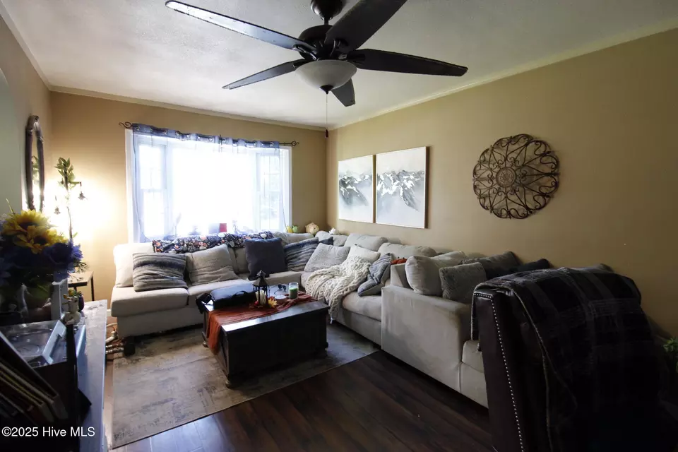  504 Greenbriar Dr, Jacksonville, NC 28546 photo 2