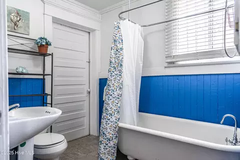 Bath - 304 Henderson St, Hamlet, NC 28345 photo 5 of 5