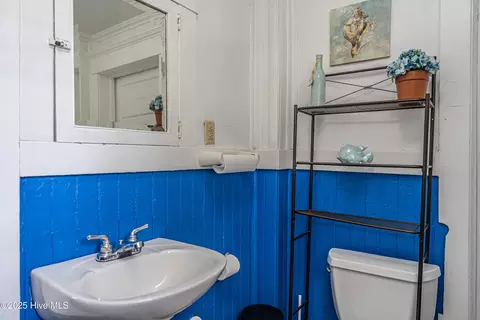 Bath - 304 Henderson St, Hamlet, NC 28345 photo 4 of 5