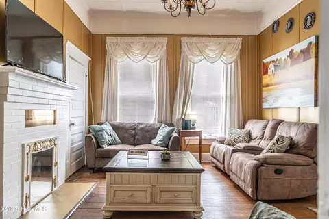 Living - 304 Henderson St, Hamlet, NC 28345 photo 4 of 7