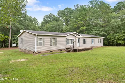 111 Willow Pond Dr, Hamlet, NC 28345