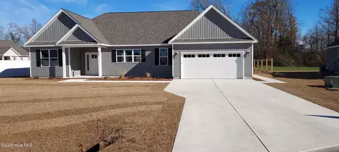 805 Short Row Ct, Maysville, NC 28555