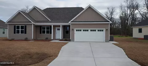 646 Bright Harvest Dr, Maysville, NC 28555