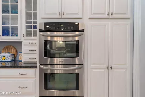 Kitchen - 400 Island Dr, Chocowinity, NC 27817 photo 8 of 12