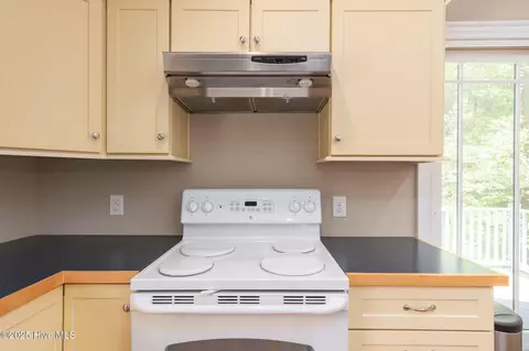 Kitchen - 400 Island Dr, Chocowinity, NC 27817 photo 12 of 12