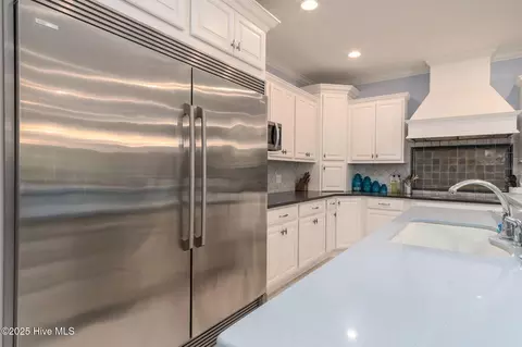 Kitchen - 400 Island Dr, Chocowinity, NC 27817 photo 7 of 12