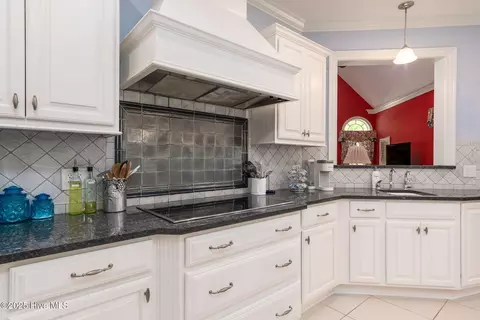 Kitchen - 400 Island Dr, Chocowinity, NC 27817 photo 5 of 12