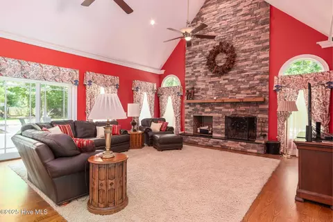 Living - 400 Island Dr, Chocowinity, NC 27817 photo 3 of 4