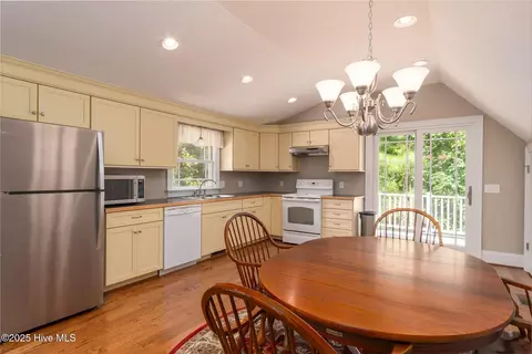 Kitchen - 400 Island Dr, Chocowinity, NC 27817 photo 10 of 12