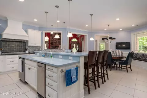 Kitchen - 400 Island Dr, Chocowinity, NC 27817 photo 9 of 12