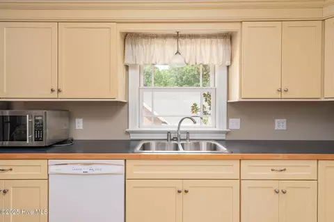 Kitchen - 400 Island Dr, Chocowinity, NC 27817 photo 11 of 12