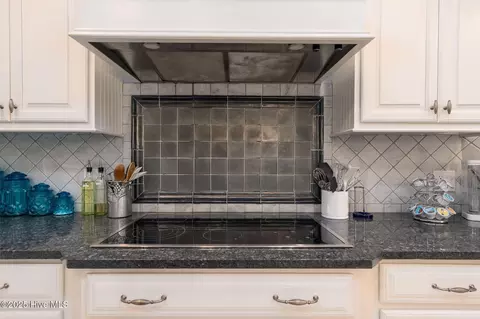 Kitchen - 400 Island Dr, Chocowinity, NC 27817 photo 4 of 12