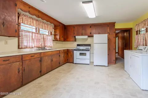 Kitchen - 128 Old Us 17n, Windsor, NC 27983 photo 2 of 2