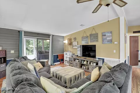 105 Navy Ct, Hampstead, NC 28443 photo 4
