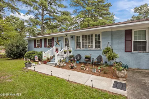 1410 Red Robin Ln, New Bern, NC 28562